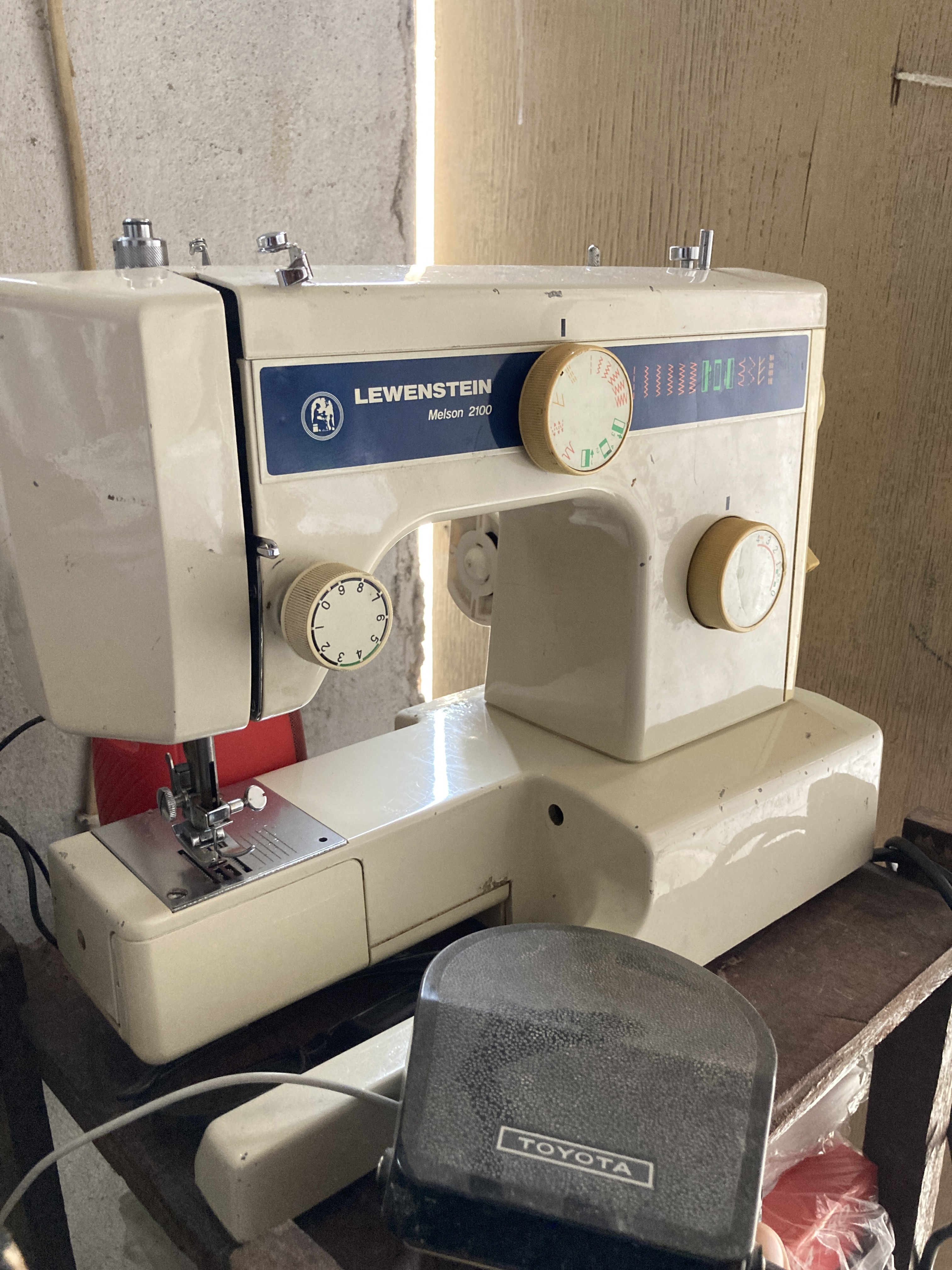 Máquina de costura doméstica - Imagem 2